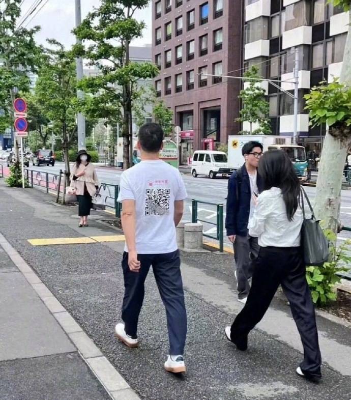 刘强东穿39元T恤逛街，章泽天穿200块防晒衫，新贵们可没那么“老钱”！