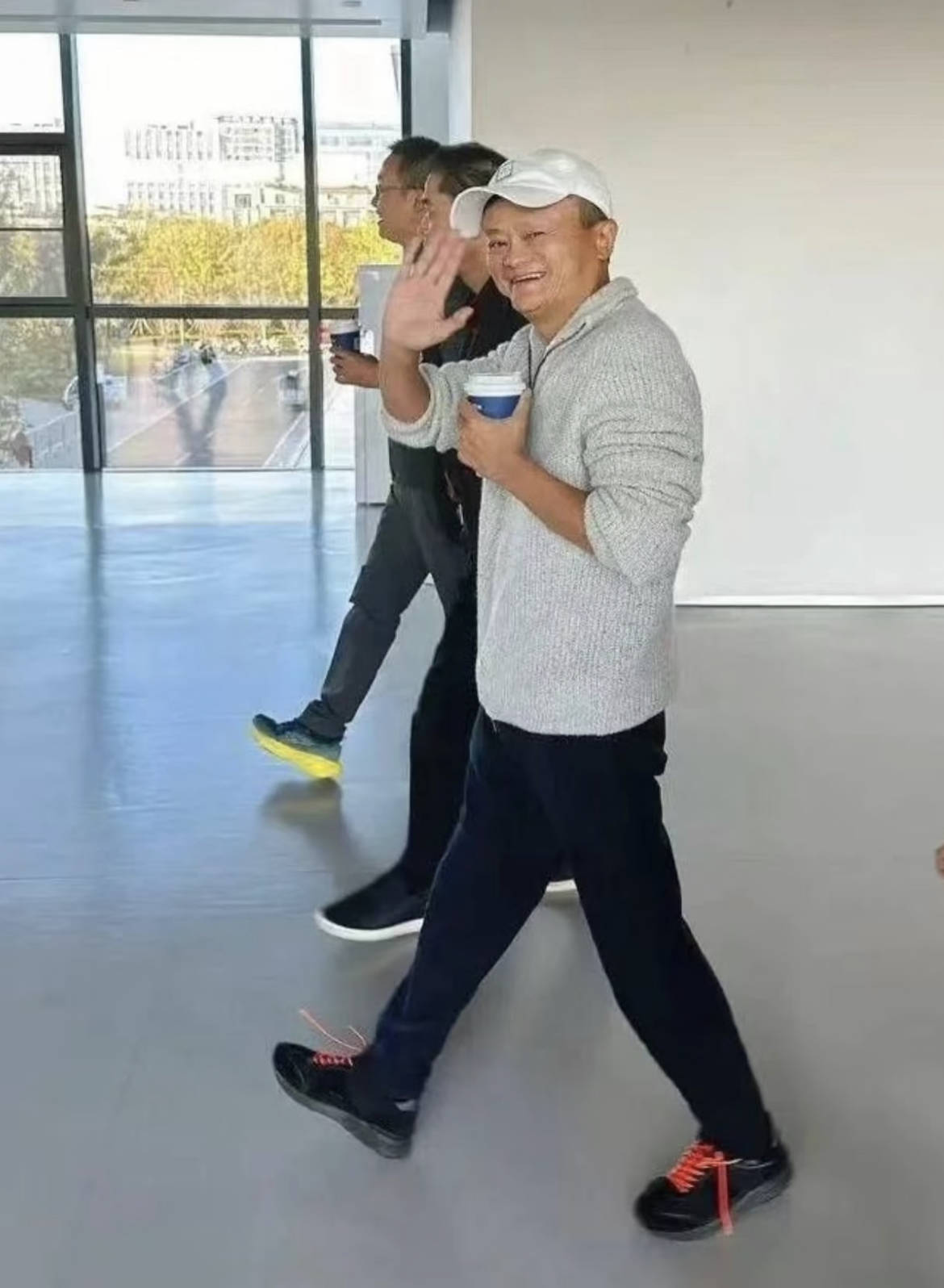 刘强东穿39元T恤逛街，章泽天穿200块防晒衫，新贵们可没那么“老钱”！