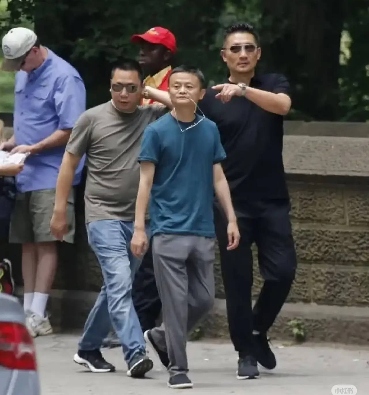 刘强东穿39元T恤逛街，章泽天穿200块防晒衫，新贵们可没那么“老钱”！