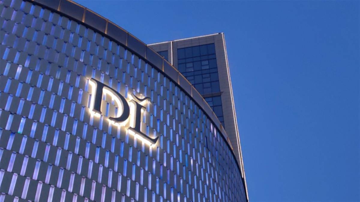 胖东来发布招聘公告后咨询电话被打爆,客服回应“保安保洁也要本科学历”:无论什么岗位都要往更专业方向去培养