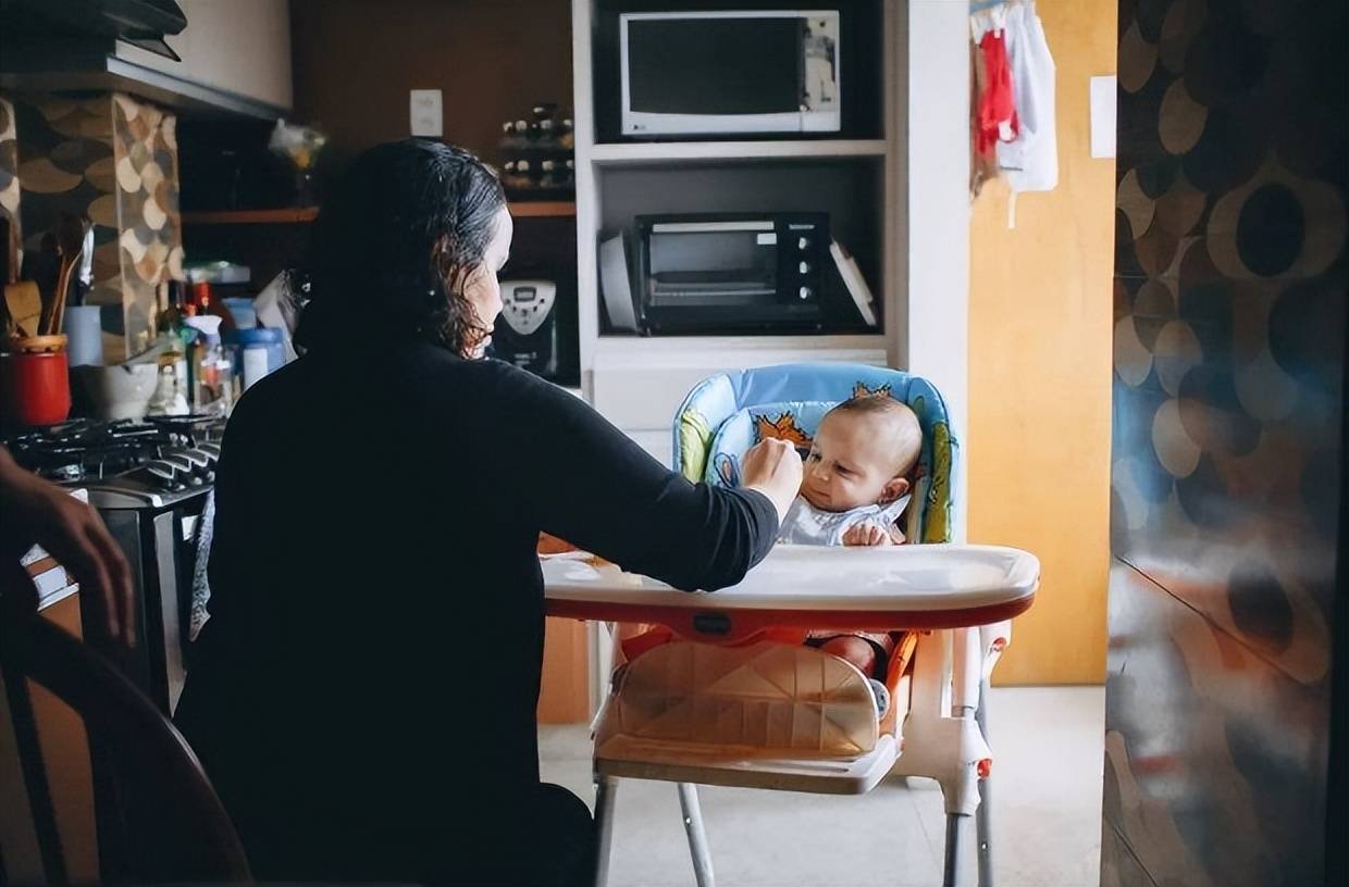 16年，上海保姆被骗到美国成女奴，被迫学狗爬行，受到非人待遇
