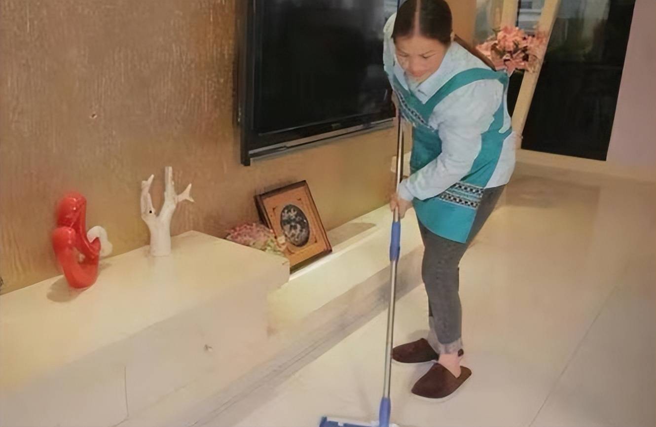 16年，上海保姆被骗到美国成女奴，被迫学狗爬行，受到非人待遇