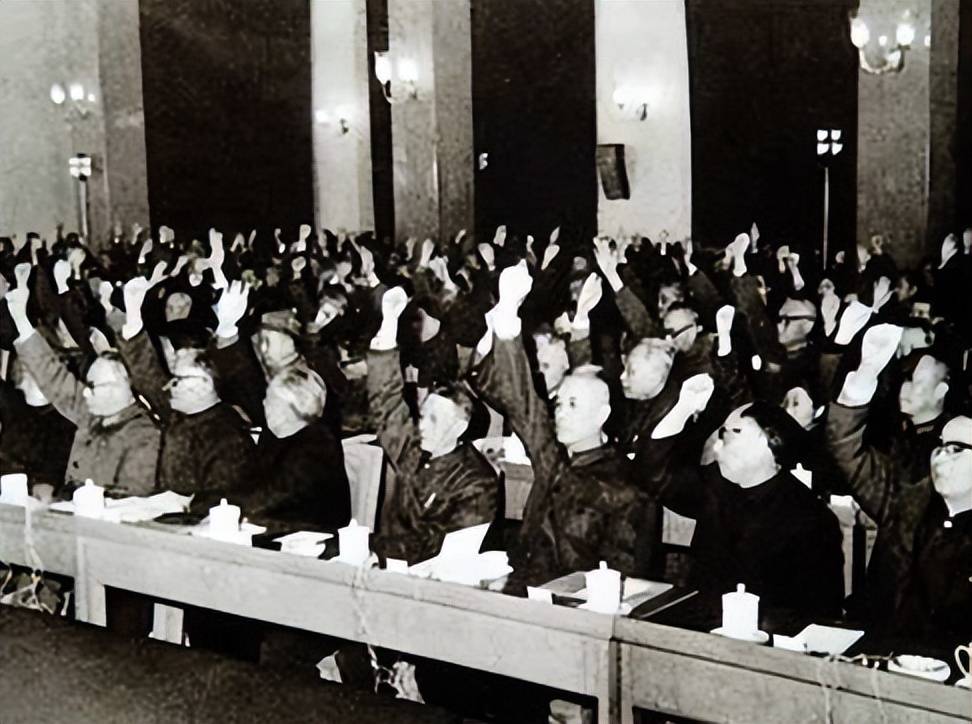 他是原上海警备师师长，76年参与武装动乱，晚年为何仍有师级待遇