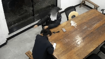 “我心里好难过！”远嫁女子在浙江一派出所哭着请求陌生辅警拥抱，一抱就是24分钟！网友：胜过千言万语
